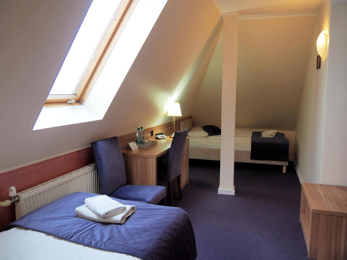 Hotel Awis Kutno Exteriör bild