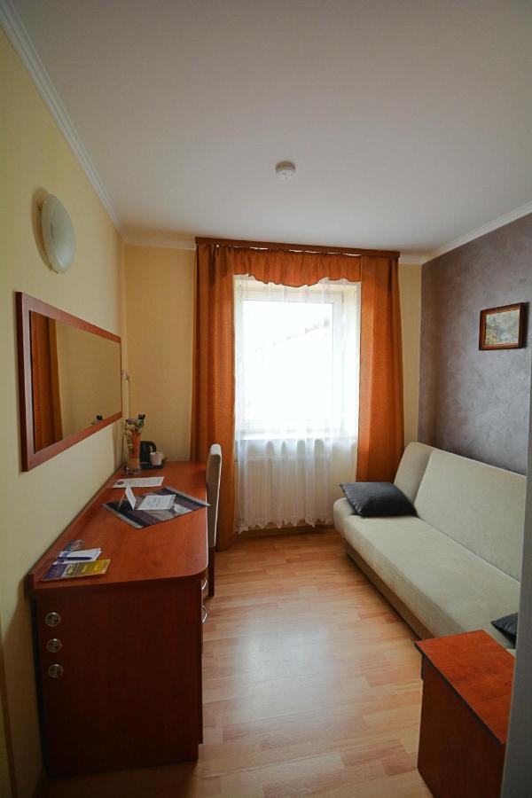 Hotel Awis Kutno Exteriör bild